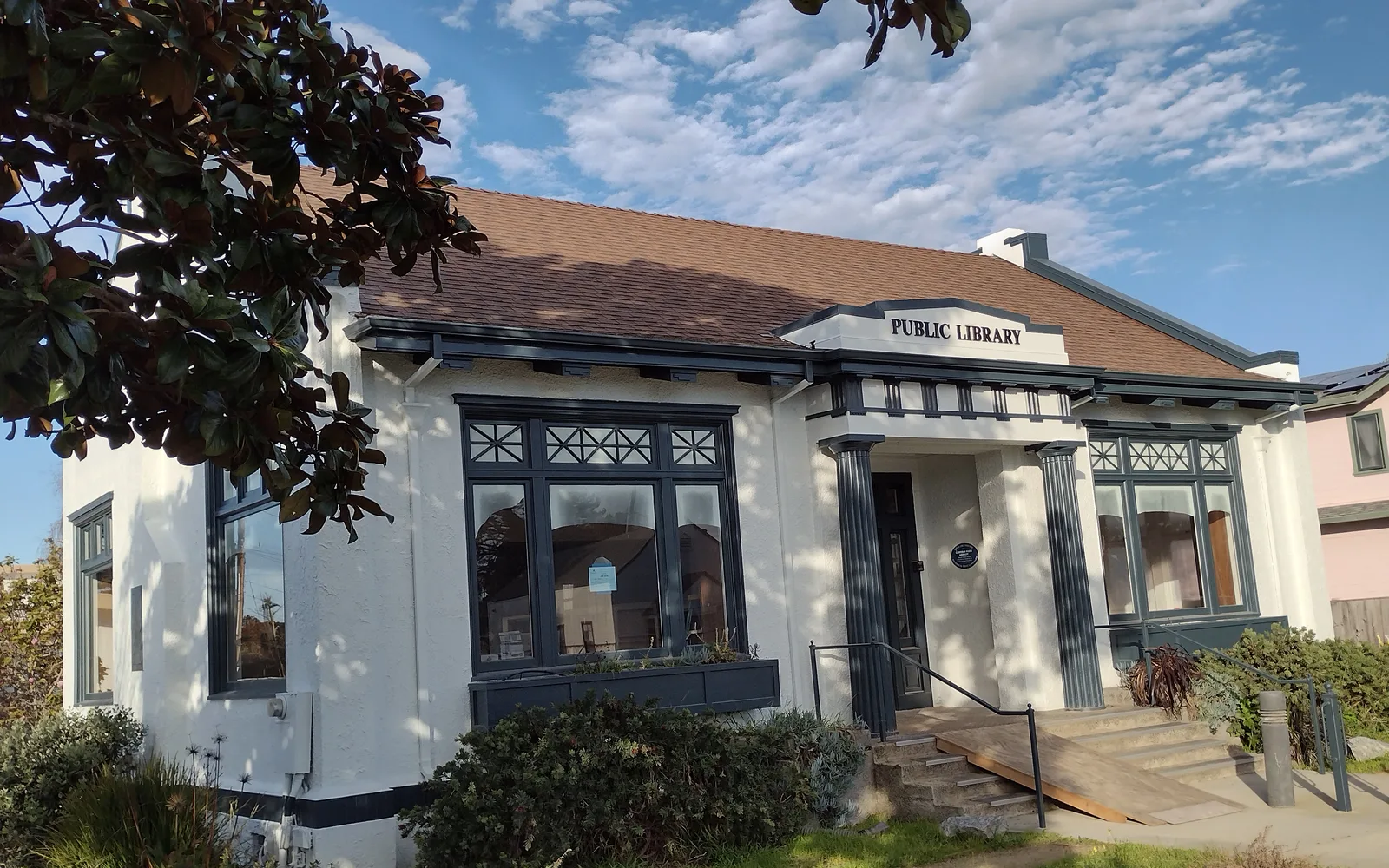 Garfield Park Branch Library, a modern institutional building in Los Angeles County